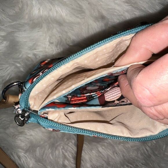 🦉 Chumbak Owl Print Crossbody Bag
Adorably functional & full of pockets! - Picture 5 of 6